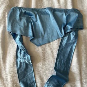 Light blue strapless wrap top! cropped v-look